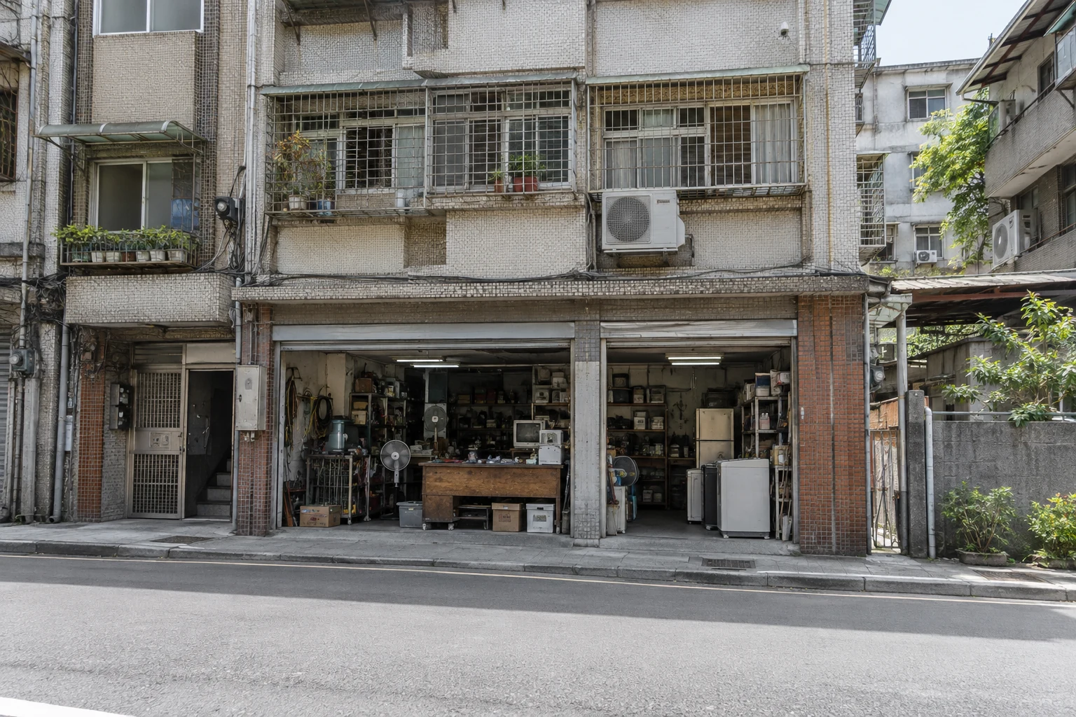 老公寓地面層的店面與臨街出入口